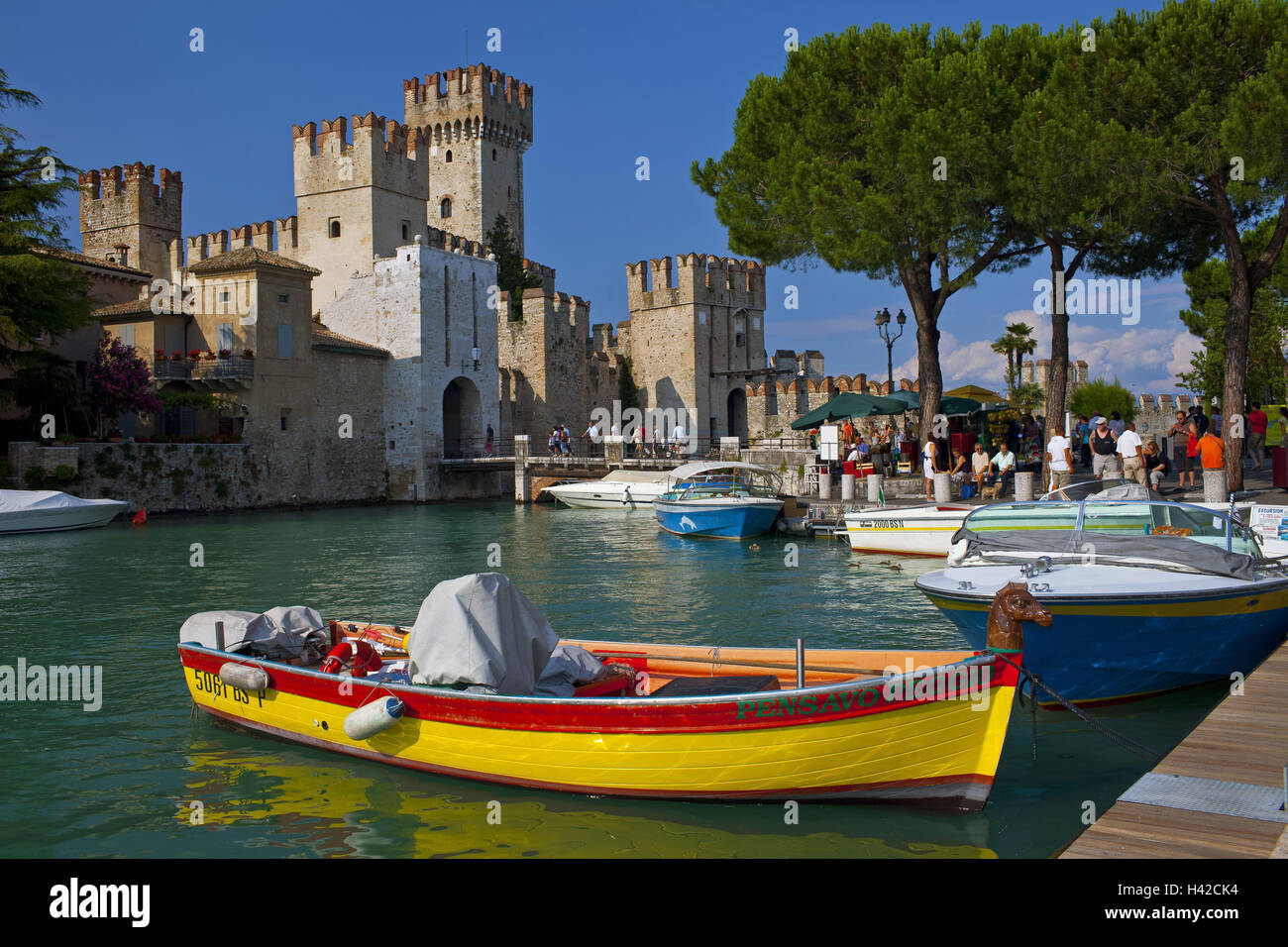 Italien, Gardasee, Sirmione, Hafen, Schloss Scaliger, Stockfoto