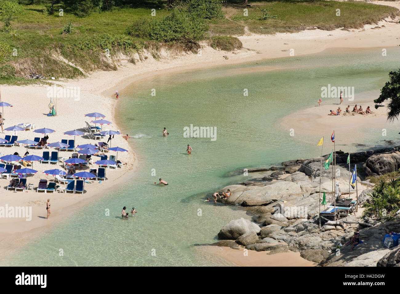 Thailand, Insel Phuket, Südteil, Nai Harn Beach, Badende, von oben, Stockfoto