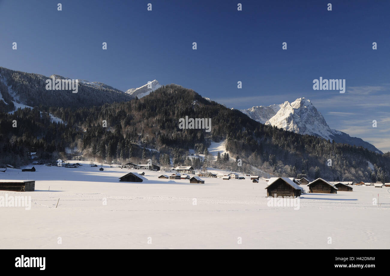 Deutschland, Oberbayern, Garmisch-Partenkirchen, Wiese, hölzerne Scheune, Alpspitze, Waxensteine, winter, Bayern, Scheune Wiese, Scheune, Holz, Koniferen, Berge, Schnee, Himmel, blau, Sonne, Winter, winterliche Landschaft, Stockfoto