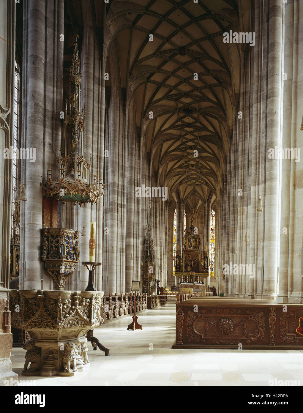 Deutschland, Bayern, Dinkelsbühl, Münster Stück Georg, Schriftart, Ansicht, Altar, romantische Straße, Franken, Kirche, Pfarrkirche, Hallenkirche, Architekt Nicholas Eselers, Mittelschiff, Taufe Becken, Sättel, leer, leer, innen, Ort von Interesse, Icon, glauben, Religion, Christentum, Stockfoto
