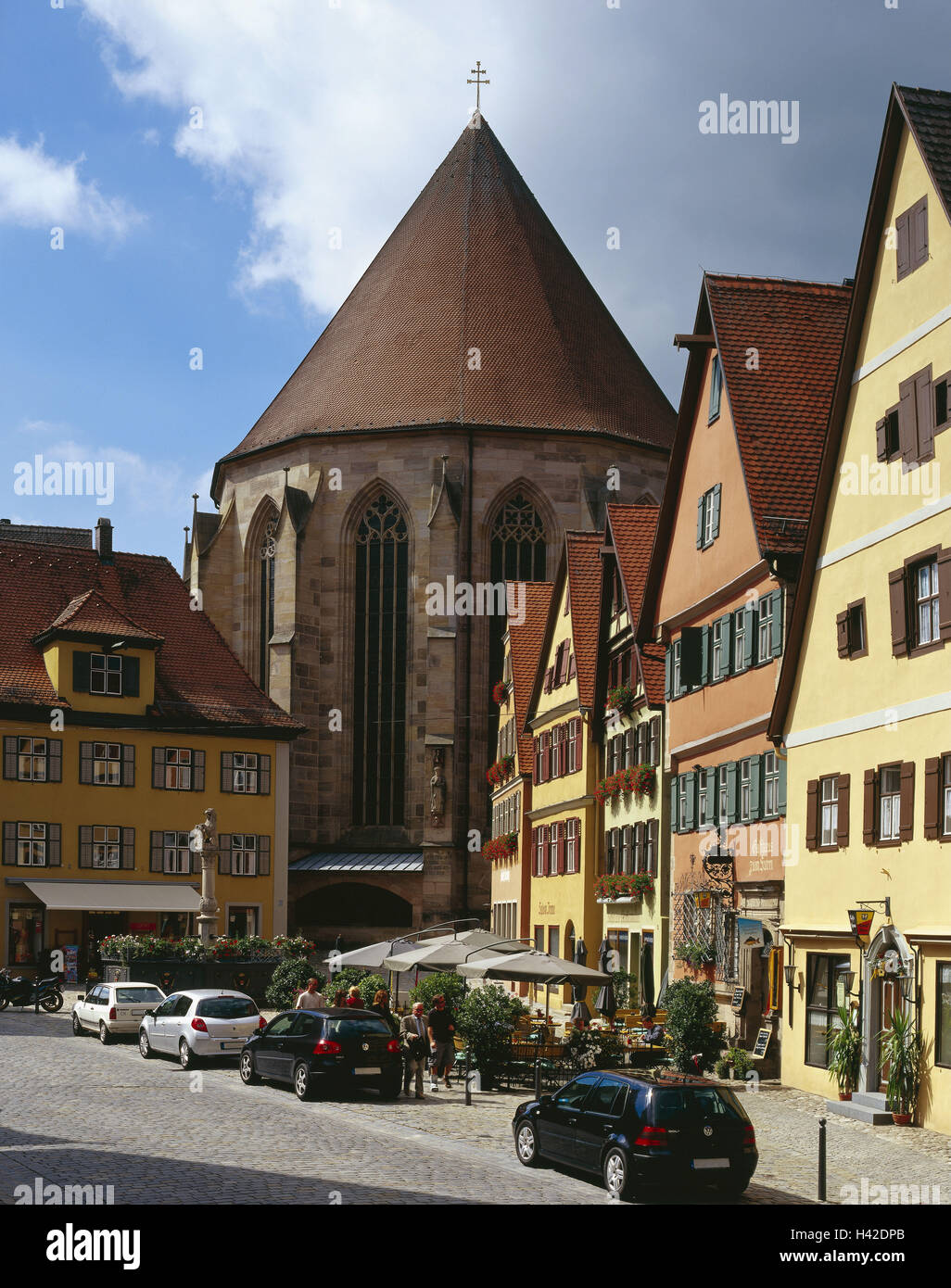 Deutschland, Bayern, Dinkelsbühl, Stadthäuser, Kathedralen Stück Georg, Detail, romantische Straße, Franken, Häuser, Wohnungen, Kirche, Pfarrkirche, Halle, auf der linken Brezenfenster, Baustil, spätgotisch, 1448-1499, Architekt Nicholas Eselers, Ort von Interesse, Lion es Brunnen, Restaurant, street Bar beherbergt, Stockfoto