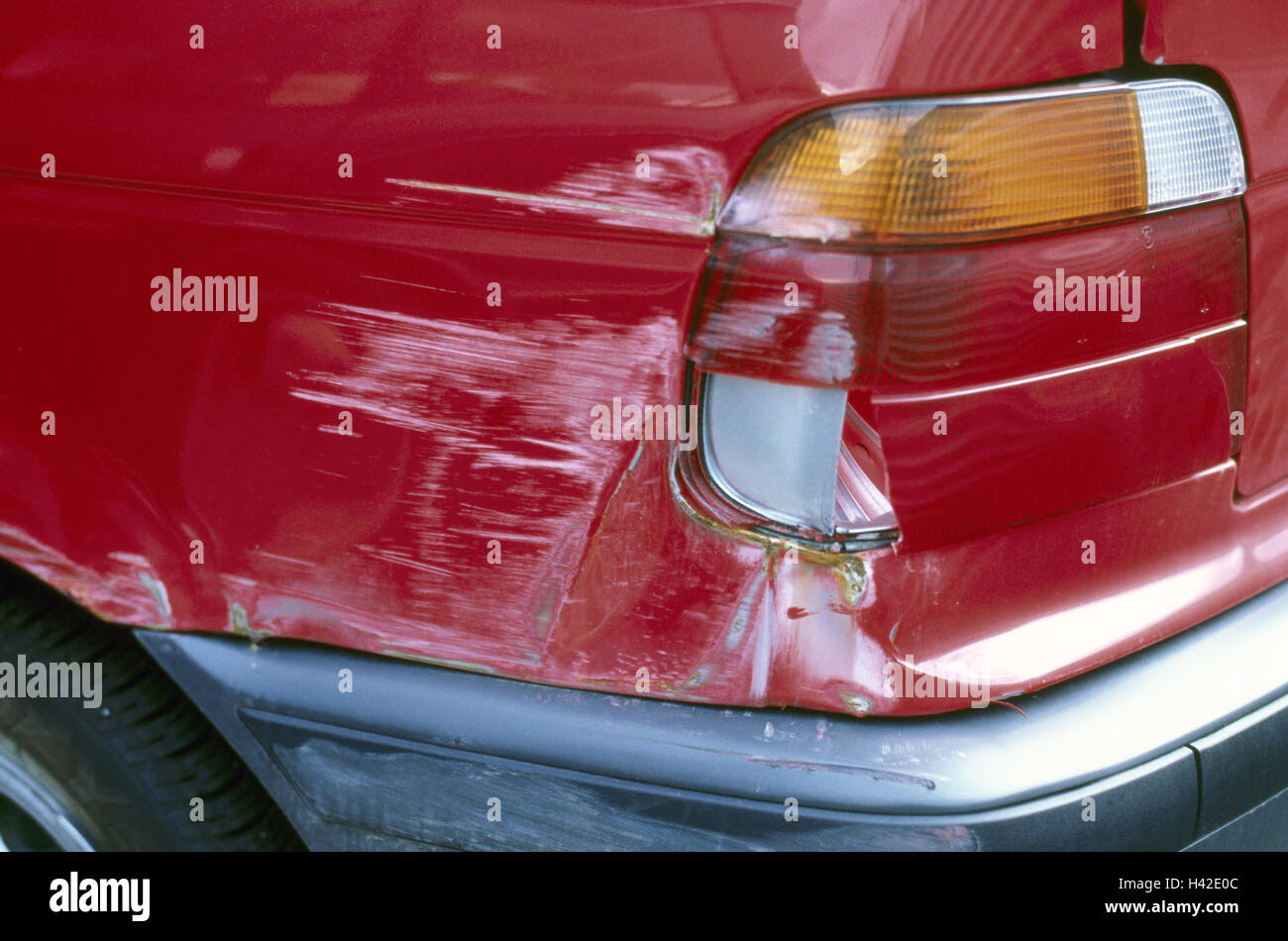 Unfall, Auto, rot, Detail, Schäden an der Karosserie, Verkehrsunfall, Verkehr, Krankenwagen ...