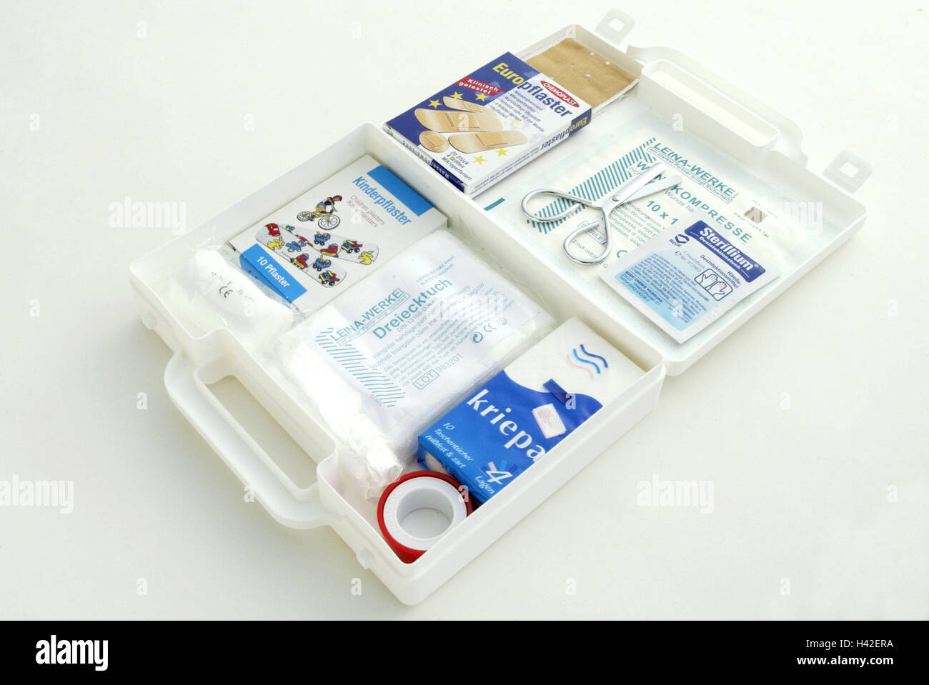 Auto-Verbandskasten, offen Verbandskasten, geöffnet, erste Hilfe, erste Hilfe, Satz, erste Hilfe, Medizin, Vereinigung Material, Verband Material, Verbandskasten, Gips, dreieckigen Bandage, wund Kompresse, Schere, Papiertaschentücher, Sicherheitsmaßnahme, Sicherheit Hau Stockfoto