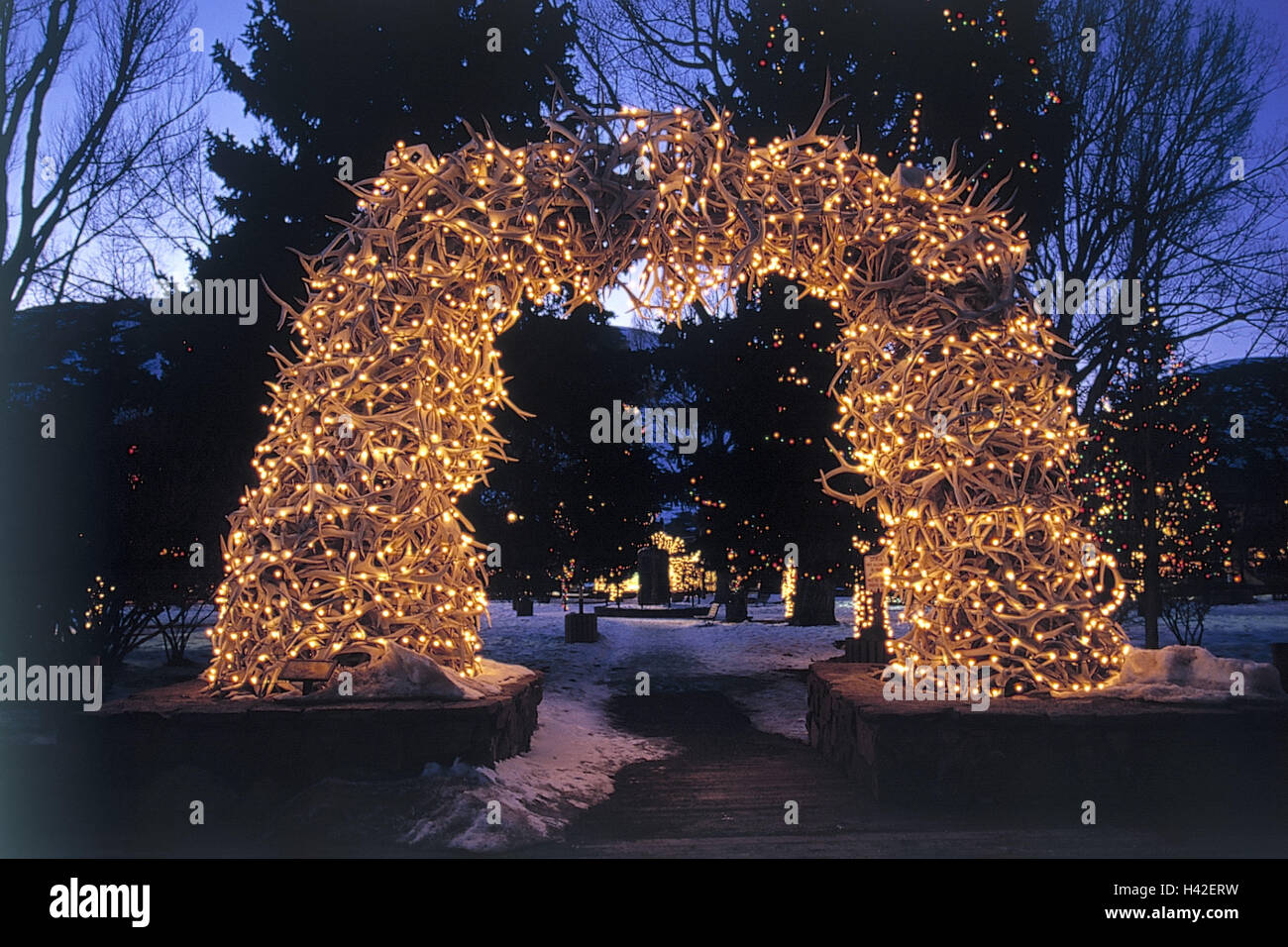 USA, Wyoming, Grand Teton National park, Jackson Hole, Ortseingang, Elk  horn Bogen, Weihnachtsbeleuchtung, Reservierung, Platz, Eingang, Torbogen,  Bogen, Elch Antlerses, Antlerses, Wapiti Antlerses, Sehenswürdigkeiten,  Anblick, Symbol, Symbol der Stadt ...