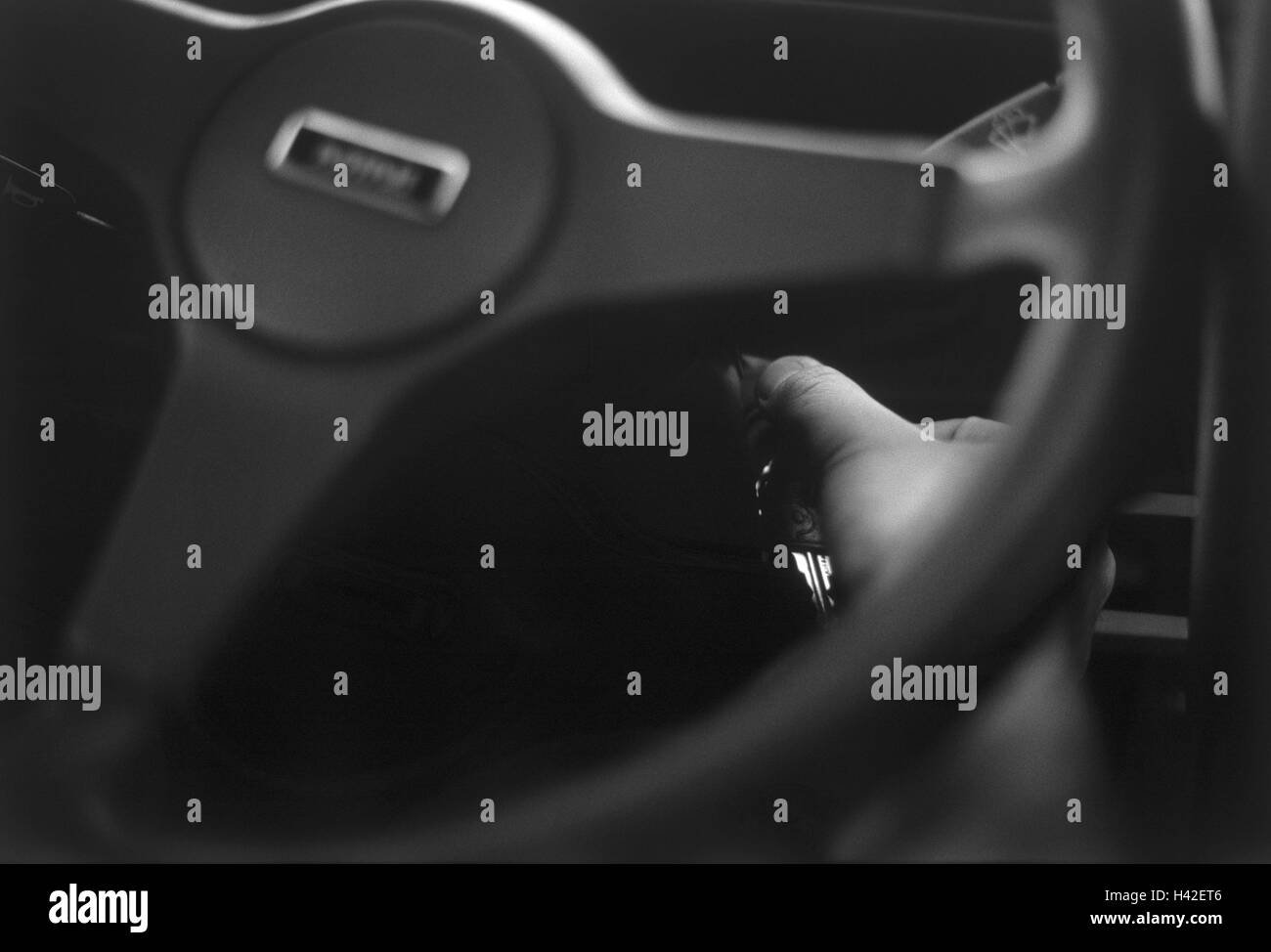 Austin Mini, Treiber, Detail, Steuer, Zündschalter, s/w, kompakte Autos, Pkw, Auto, Mann, Autofahren, fahren, Zündung, Motor Start auf, beginnen, starten, losfahren, Urlaub, erwachen, Reise, Reisen, Spin, Symbol, Unabhängigkeit, Ti3 Stockfoto