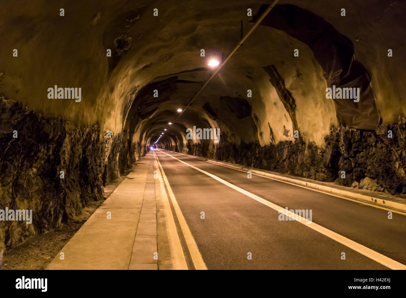 Zweispurige Strassentunnel in der Schweiz mit gespritzten Betonwänden Stockfotografie Alamy