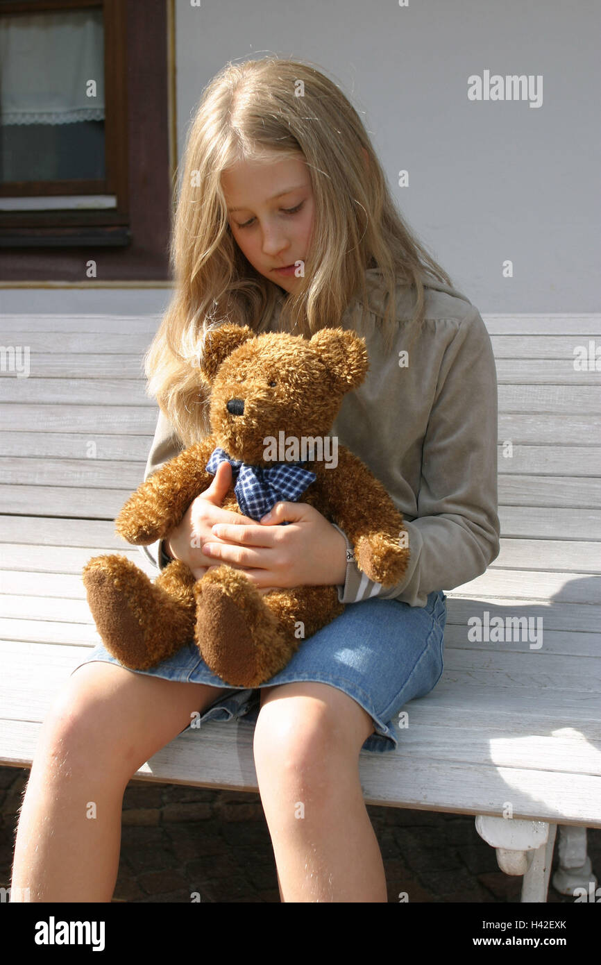 Hausbank, Mädchen, leider sitzen, halten Sie Teddy, Weinen, Kind, 10 Jahre, blond, Langhaarig, Kindheit, leider, sorgenvoll, Traurigkeit, Kummer, Teddy Bär, Stofftier, kuscheln, Spielzeug, weiche Tier, Einsamkeit, nur deprimiert verlassen, Bank, außerhalb Stockfoto