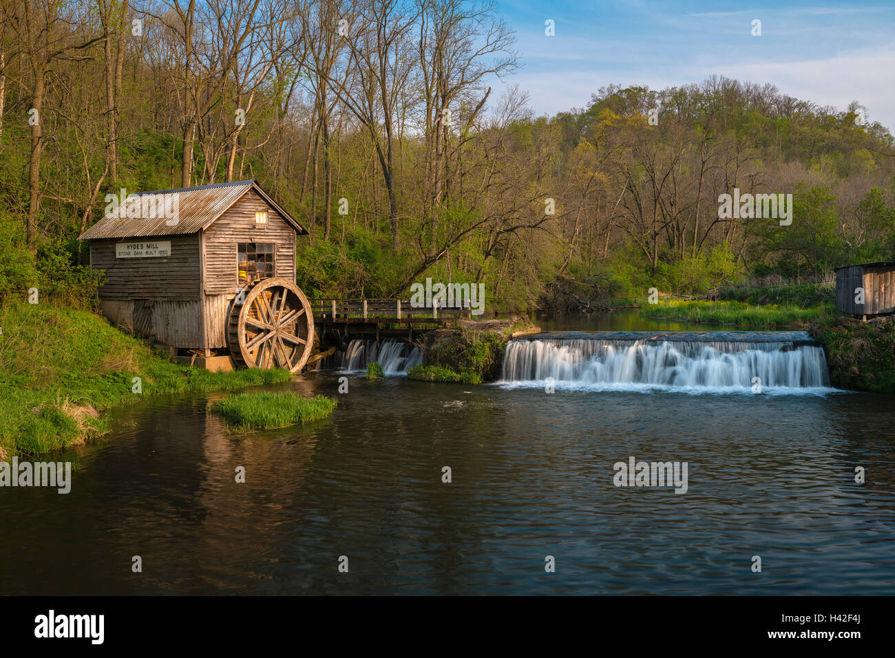 Iowa County, Wisconsin: Hyde Mühle im zeitigen Frühjahr Stockfoto