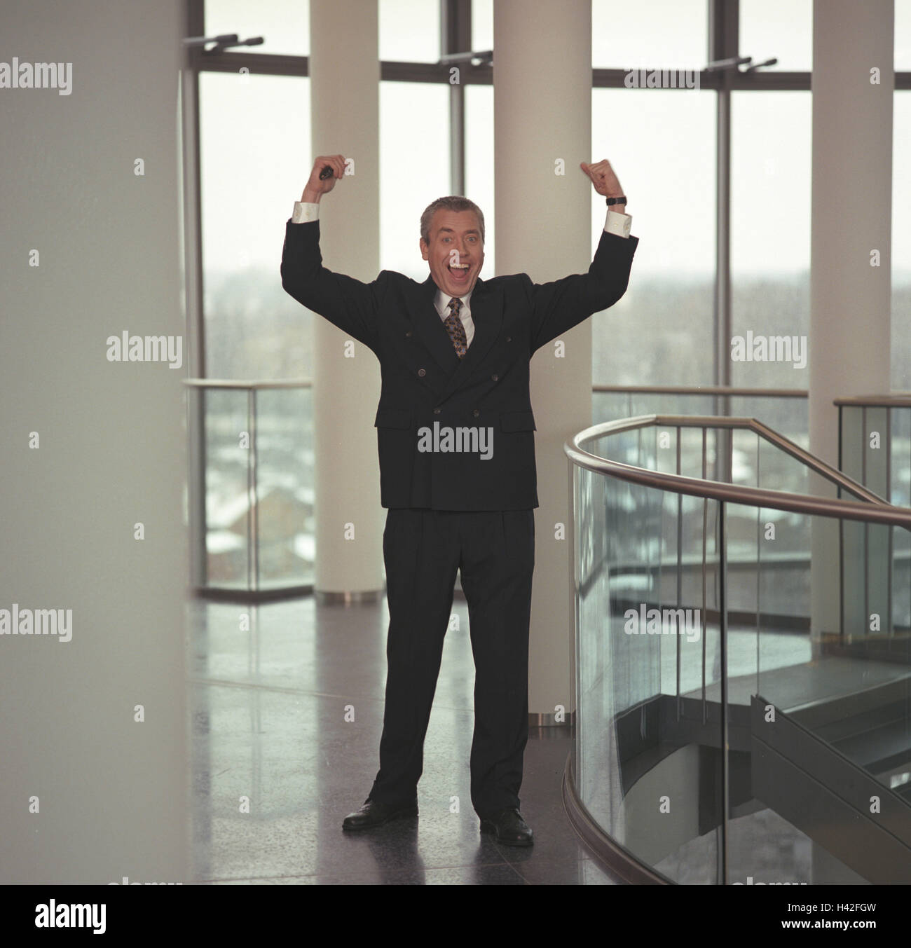 Hallen, Geschäftsmann, Geste, Freude, Erfolg, Triumph, Halle, Mann, 47 Jahre, 40-50 Jahre, Geschäft, Arbeit, Beruf, erfolgreich, fun, jubeln, triumphieren, Sieger Pose, Glück, glücklich, Karriere, Ziel, Kapazität, Begeisterung, Begeisterung, Zufriedenheit, Begeisterung, Freude, Erfolg, Fortschritt, Förderung, Geschäftsvorfall, innen Stockfoto