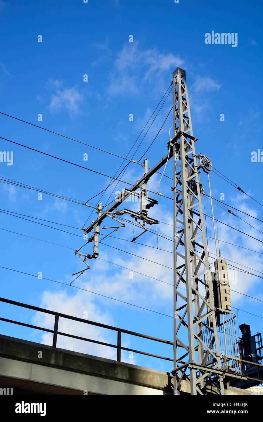 Industrielle Kraft Hochspannungskabel gegen blauen Himmel Stockfoto