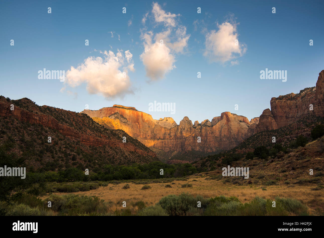 Berglandschaft, The West Temple, Sonnenuhr und Alter des Opfers, Zion National Park, befindet sich im Südwesten der Vereinigten Staaten Stockfoto