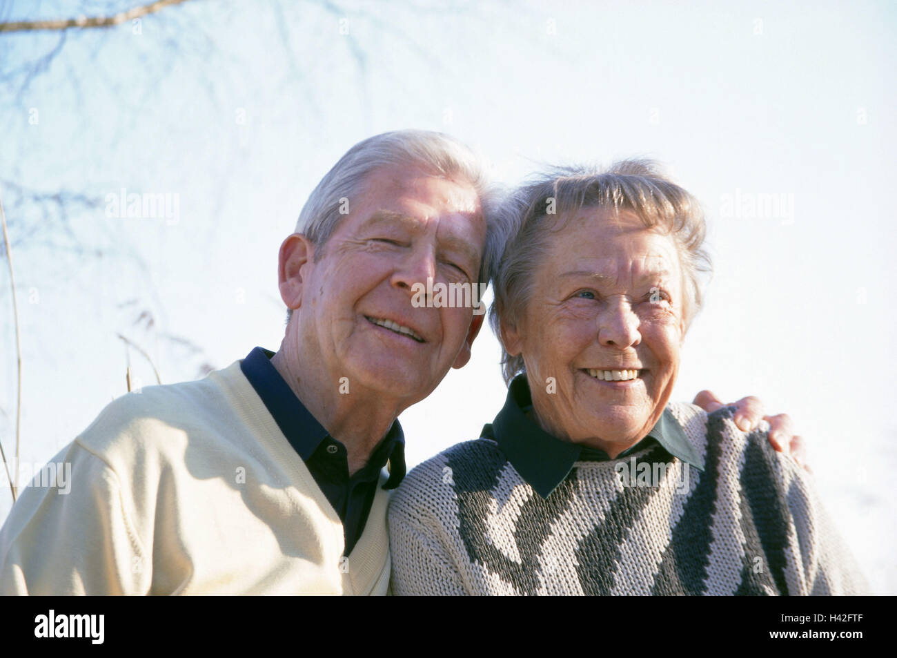 Älteres Paar, verliebt sich, Lächeln, Porträt, 70-80 Jahren, glücklich, Liebe, Zuneigung, Nähe, Gemeinsamkeit, Partnerschaft, Lebensfreude, unbeschwerte Natur genießen, gemeinsam, Erholung, Freizeit, draußen, Zärtlichkeit Stockfoto