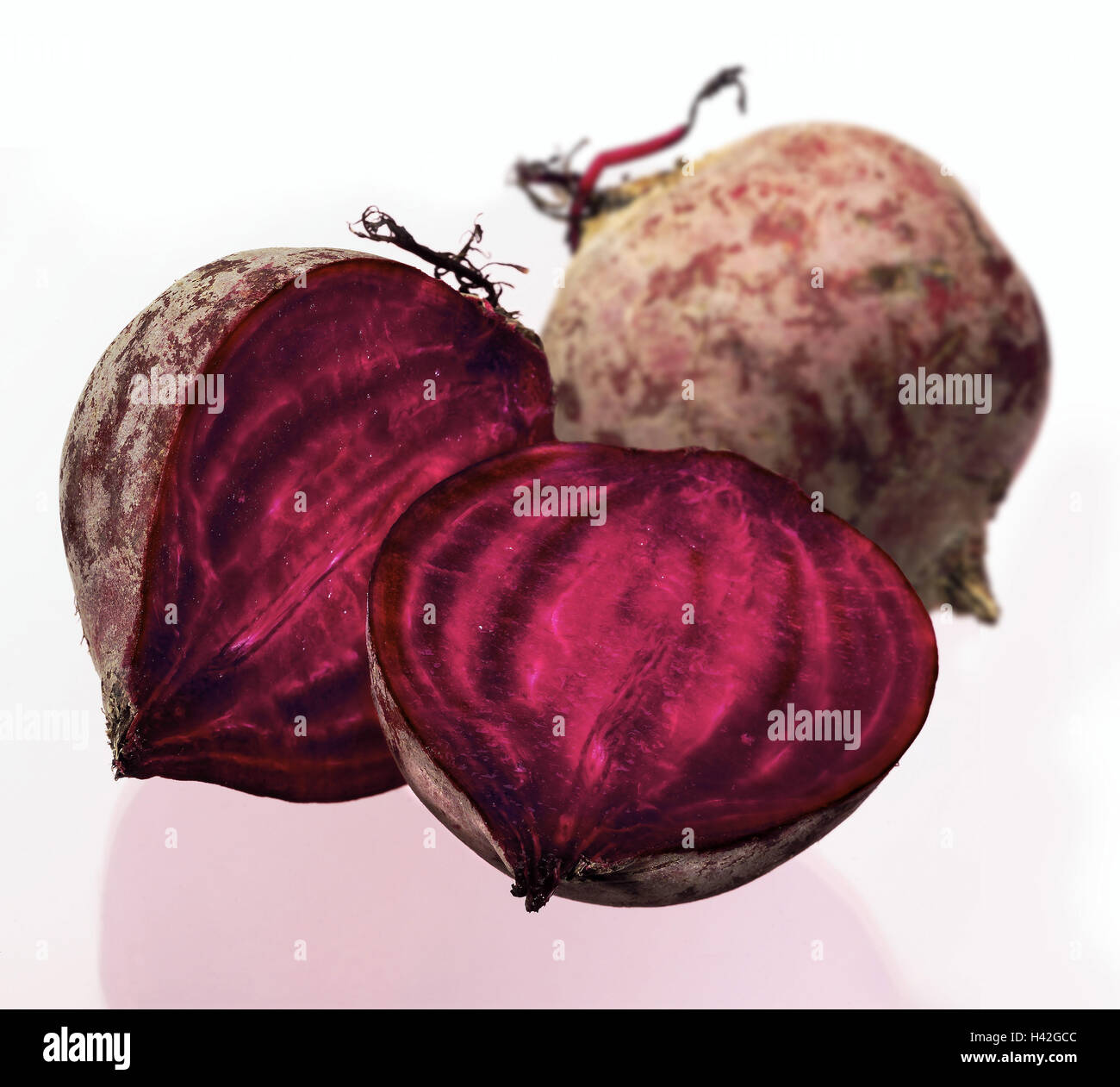 Rote Beete, Beta Vulgaris ssp. Vulgaris var. Conditiva, komplett, halbiert, Essen, Essen, gesunde Ernährung, Gemüse, Wurzelgemüse, die Gans Fuß Pflanzen, Rübe, rote Beete, Marge, Rahne, teilt, rot, Vitamine, reich an Vitaminen, Freisteller, Produkt e Stockfoto