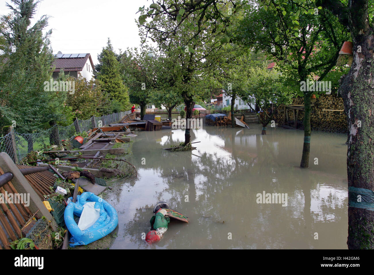 Deutschland, Bayern, Eschenlohe, Hochwasser, Garten, überflutet