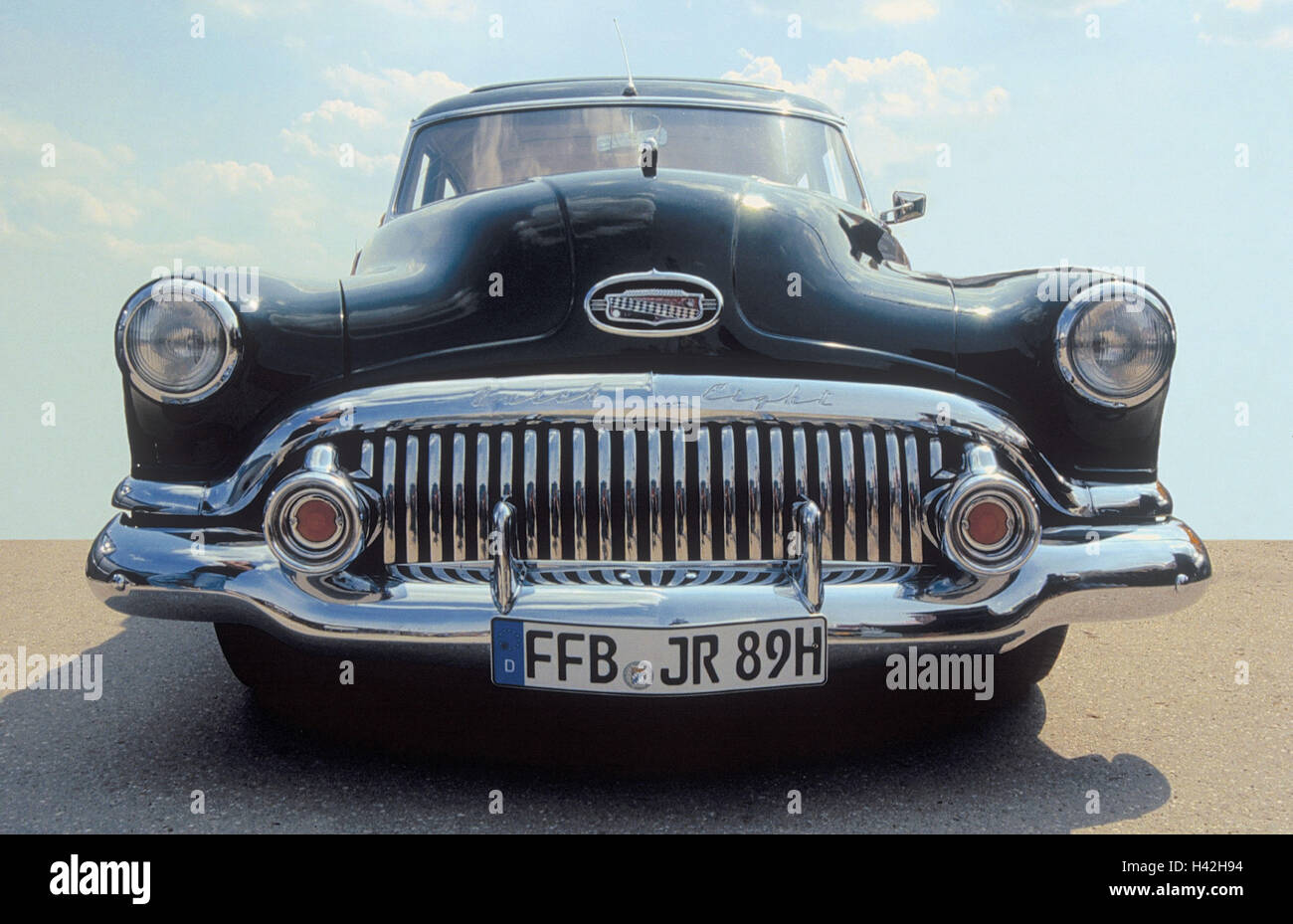 Oldtimer, acht Buick, Jahr 1950 Herstellung, Vorderansicht nur redaktionell Auto, Pkw, Fahrzeug, schwarz, alte, nostalgisch, Nostalgie, kultiviert, Sammlerstück, Sammler Objekt, Sammlerstück, Luxus, Münster-, Statussymbol, Reichtum, ein Stockfoto