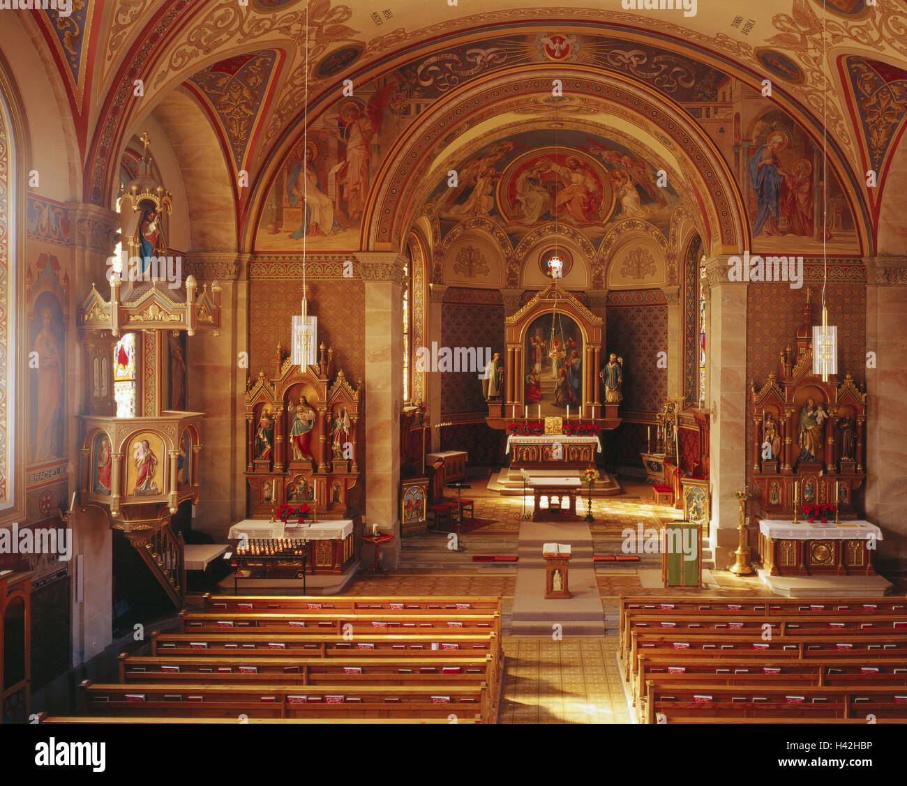 Österreich, Vorarlberg, Kleinwalsertal, Riezlern, Kirche Maria Opfer, innen geschossen, Europa, Westösterreich, kleine Walsertal, Ort, Platz, Urlaubsort, Pfarrkirche, Kirche, Heilige Bau, Struktur, Architektur, Neubau, baut 1890 - 1892, Architekt Johann Mayer, innen, Wandmalerei, 1904, Decke, Fresco, Wandmalerei, Fresken, Neo-romanischen Stil, Maler Professor Martin Feuerstein, Apsis, Altar, Seite Altäre, Sättel, Kirchenbänke, Zeilen Stockfoto