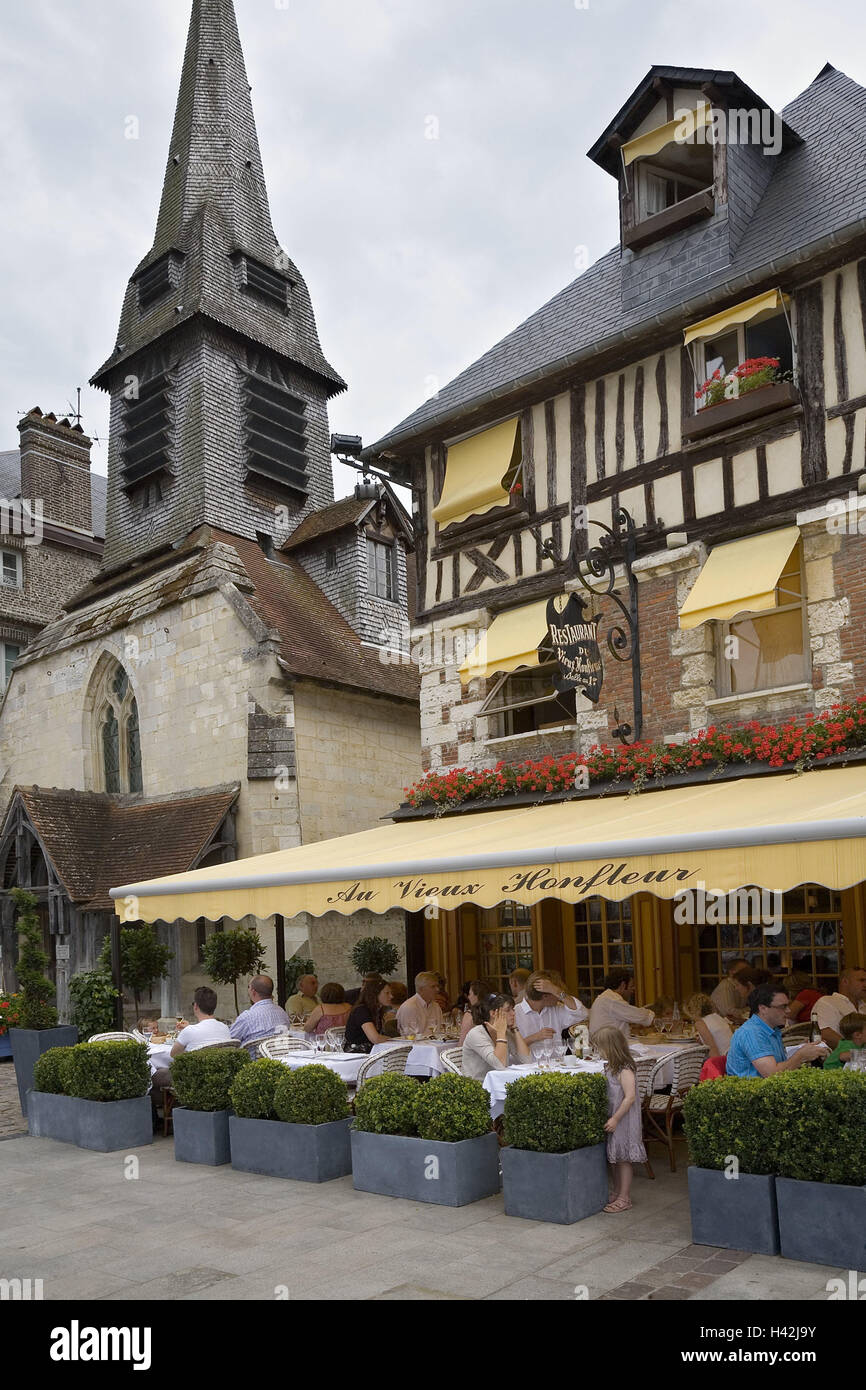 Frankreich, Normandie, Honfleur, Restaurant, Gäste, im Freien, Stadt, Stadtbild, Hafen, Gebäude, malerisch, alt, Idylle, Fachwerkhaus, Fassade, Kirche, Turm, Bar, Gastronomie, Person, Essen, trinken, Markise, Fassade des Hauses, Stockfoto