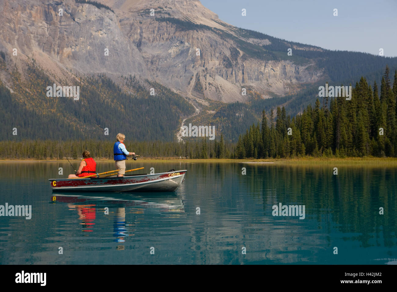 Kanada, British Columbia, Yoho National Park, Emerald Lake, Angler, Ruder Boot, Stockfoto