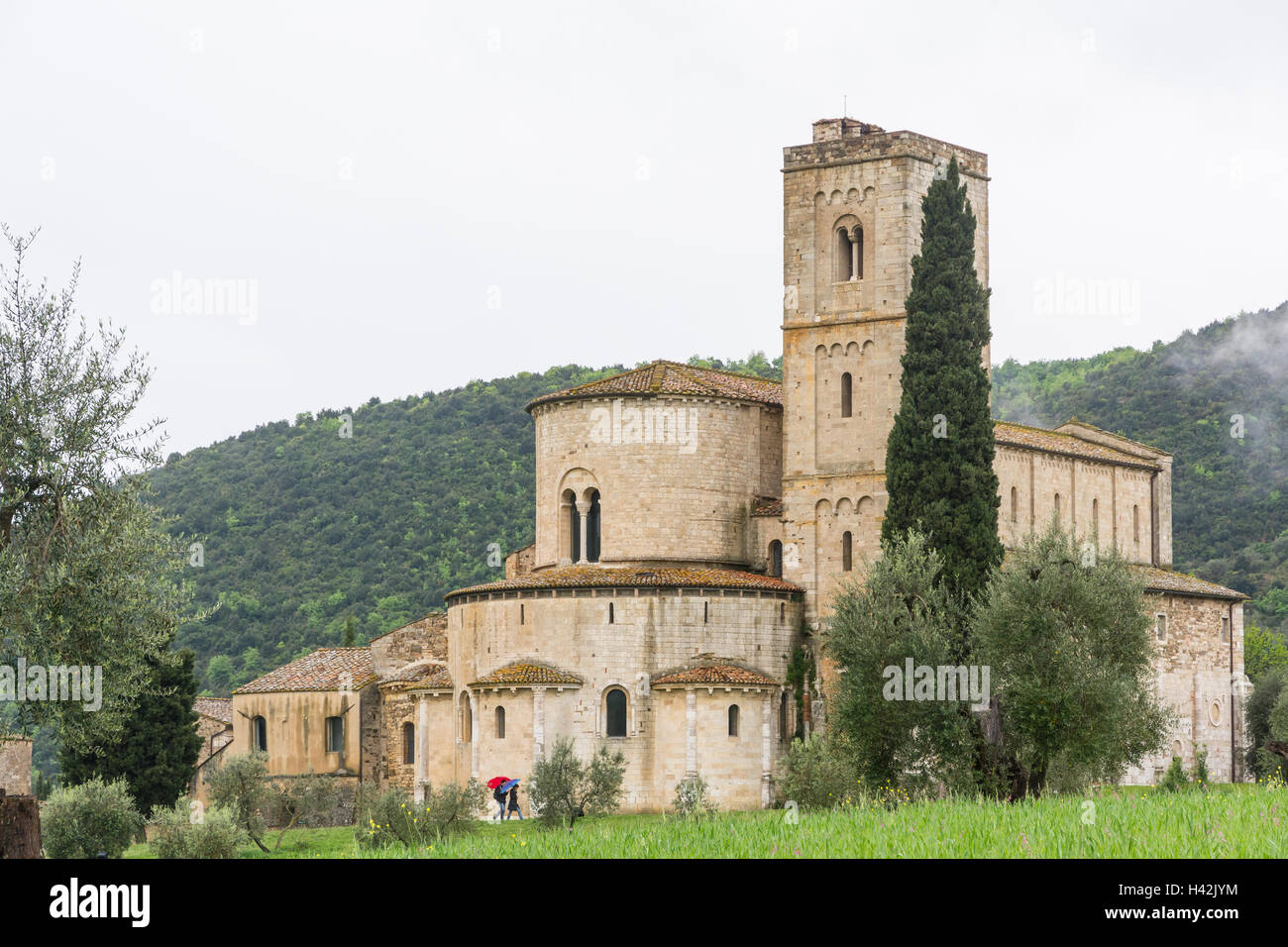 Pienza, Italien-April 24, 2016:View der berühmten Kirche St. Antimo in Tuscany Countriside an einem bewölkten Tag. Stockfoto