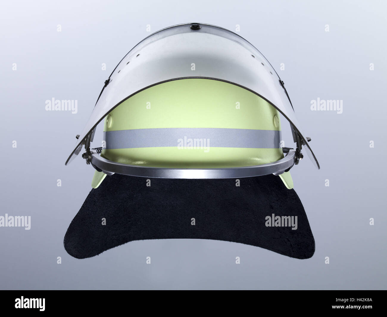 Helm, Stilllife, Produktfotografie, Studio, Freisteller, Helm, Feuerwehr, Ausrüstung, Schutzhelm, Schutzhelm, Accessoires, Kopfbedeckungen, Schutz, Sicherheit, Beruf, Feuerwehr, Karrierepläne, gelb, Symbol, Konzeption, Rettung, Feuer, Katastrophe, Eintrag, löschen, Brandbekämpfung, Hilfe, speichern, Notfall Feuer, Stockfoto