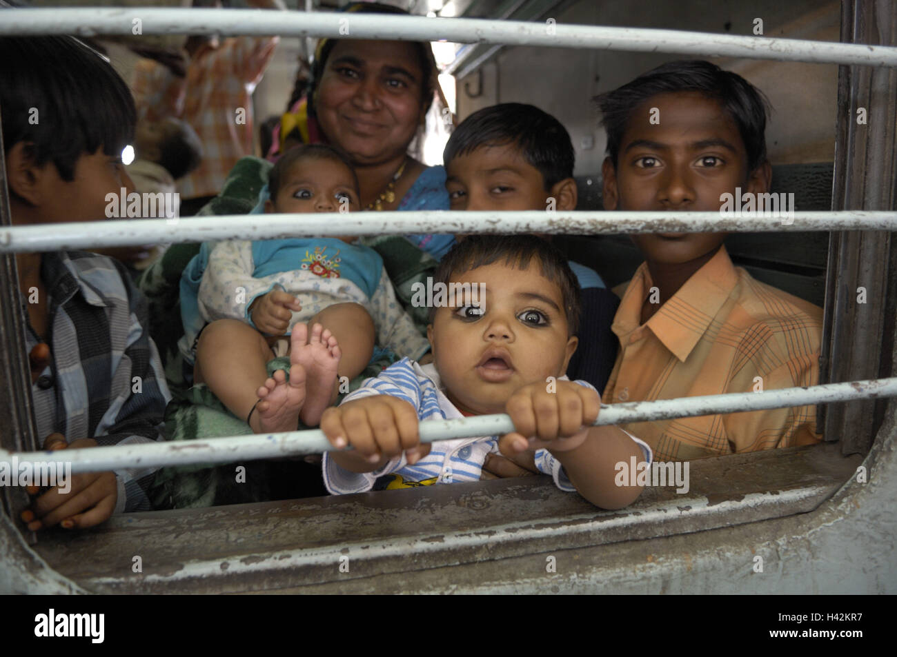 Indien, Rajasthan, Jodhpur, Bahnhof, Zug Fenster, Frau, Kinder, glücklich, Stockfoto