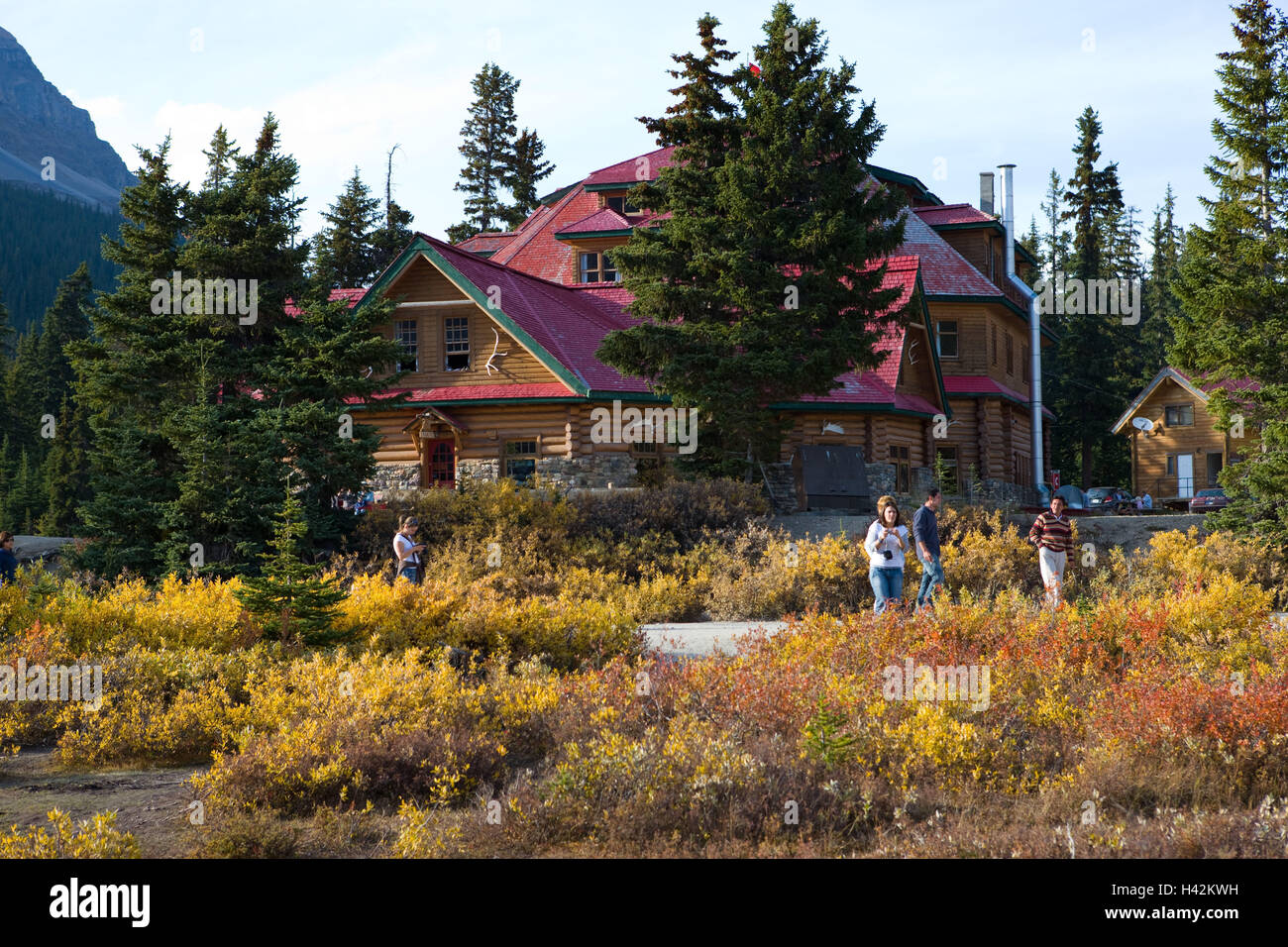 Kanada, Alberta, bundesweit Banff Park, Bow Lake, Num-Ti-Jah Lodge, Tourist, Herbst, Nationalpark, Gebäude, Architektur, Struktur, Bäume, Sträucher, Vegetation, Färbung, herbstliche, Berge, Gebäude, Holzhaus, Blockhaus, Haus, Hotellerie, Hotel, See, Tourismus, Person, Gäste, Unterkunft, Natur, Herbst Stockfoto