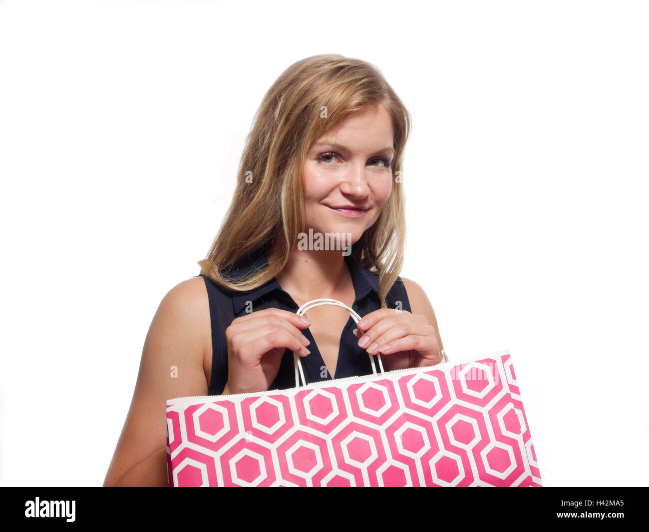 Eine attraktive blonde Kaukasische Frau hält eine Einkaufstasche. Stockfoto