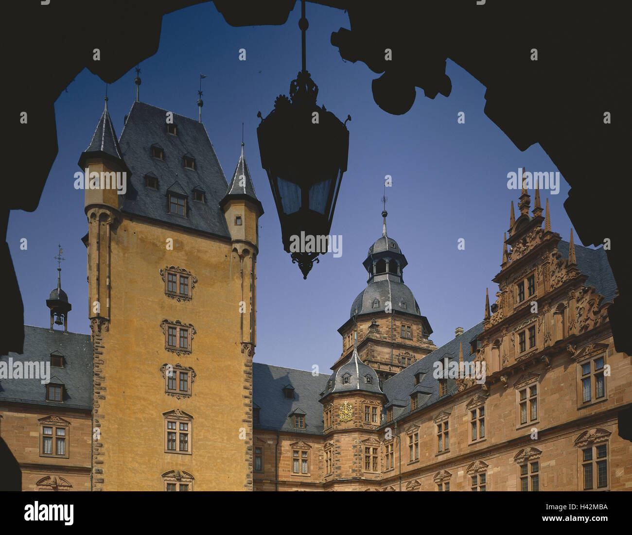 Deutschland, Unterfranken, Aschaffenburg, Schloss Johannis, Innenhof, Himmel, blau, Bayern, Franken, Stadt, Sperre, Burgenbau, draußen, Ziel, Torbogen, Lampe, Türme, Türme, Architektur, Struktur, Baustil, Renaissance, Ort von Interesse, Tourismus, Sonnenschein, Stockfoto