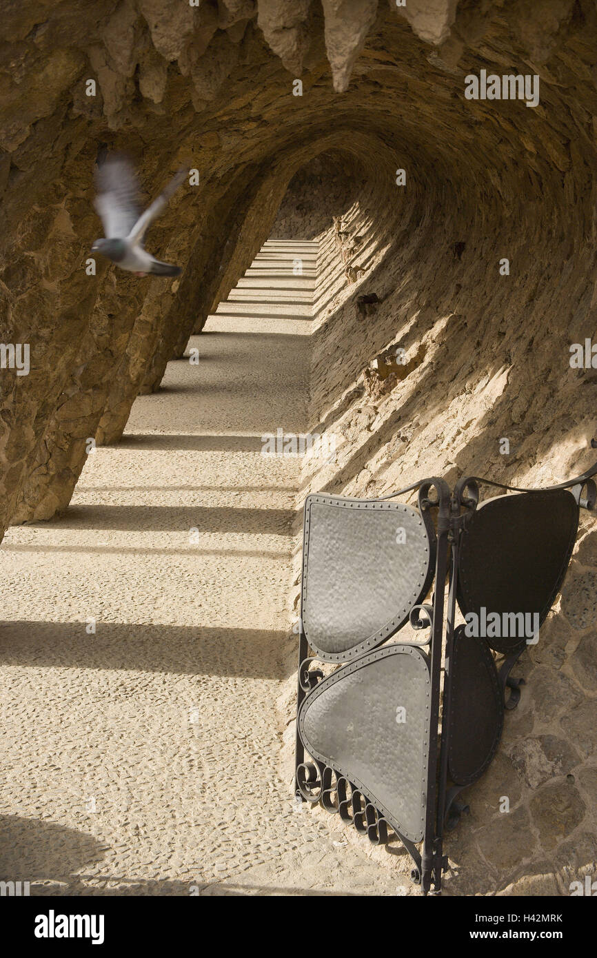 Spanien Katalonien Barcelona Park Guell Kolonnade Taube Flug Unscharfe Stadt Kultur Kunst Struktur Architektur Architektur Pergola Spaziergang Saulen Pfeiler Schraubeinsatze Stein Mauer Verteidigte In Zahlen Kopfsteinpflaster