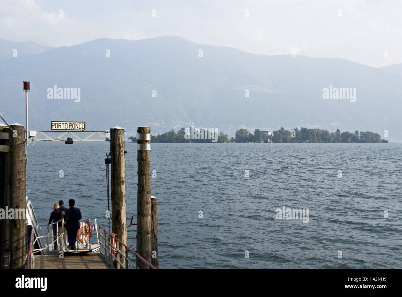 Schweiz, Ticino, Lago Maggiore, Puerto Ronco, Pier, Tourist, anzeigen Isola Grande Stockfoto