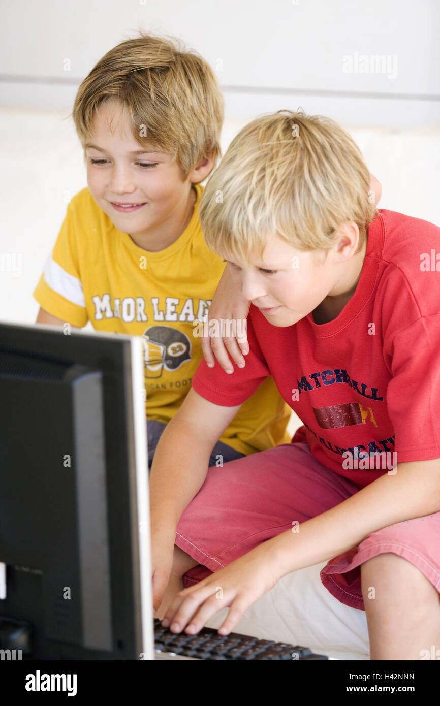 Jungs, zwei Computer, spielen, Modell veröffentlicht, Stockfoto