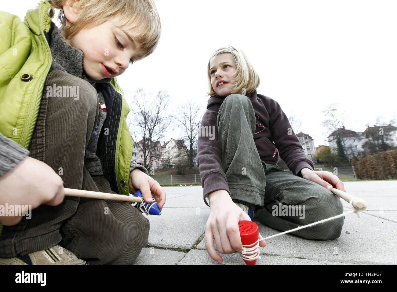 Alte Kinderspiele, Kreisel, junge, Mädchen, Modell veröffentlicht, Stockfoto