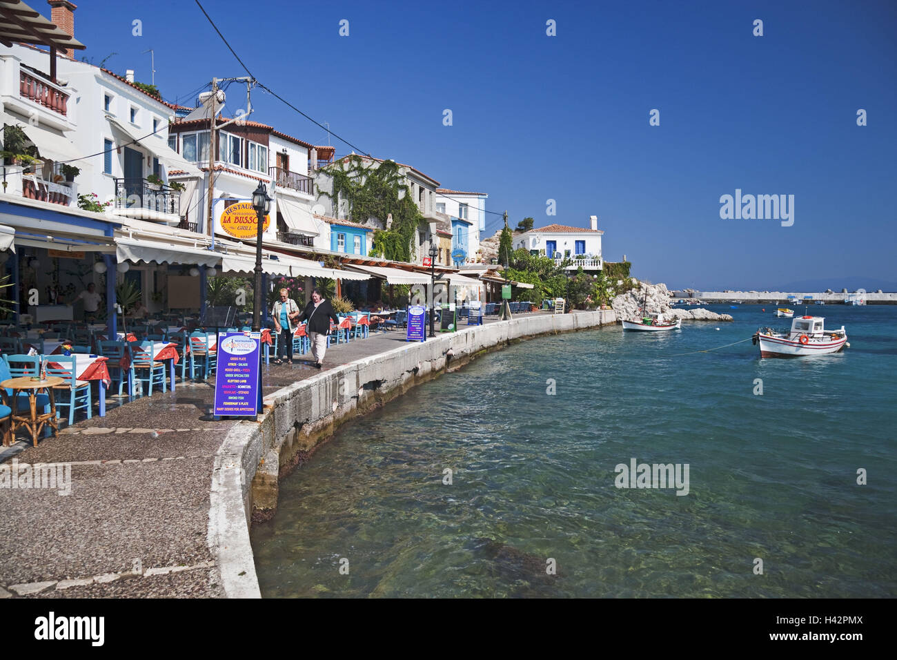 Hafenpromenade, Kokkari, Insel Samos, Insel im Mittelmeer, Griechenland, Europa Stockfotografie 