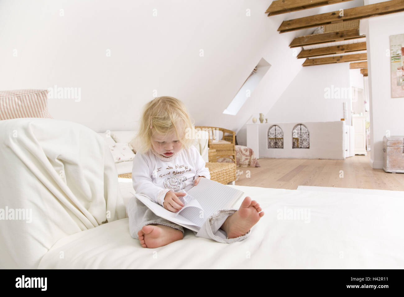 Wohnen Zimmer Sofa Kleinkind Madchen Sitzen Ansichten Buch Portrat Wohnung Hell Komfortabel Menschen Kind 1 2 Jahre Blond Barfuss Jedoch Kind Buch Liest Seiten Interesse Neugier Ganz Korper Kindheit Zu Hause Interieur