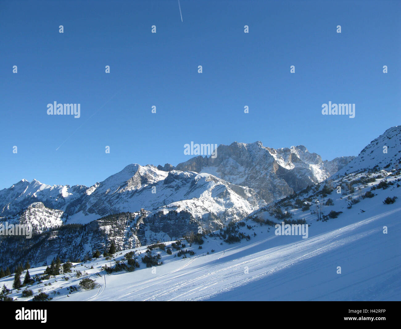 Deutschland, Bayern, Garmisch-Partenkirchen, Wettersteingebirge, Berglandschaft, Schnee, Süddeutschland, Oberbayern, Alpen, Berge, Berge, sonnig, jährliche Zeit, Winter, mit Schnee bedeckten Gipfel, Aussicht, Schachen, Frauenalpl, menschenleer, Natur, ski-Start-und Landebahn, Stockfoto