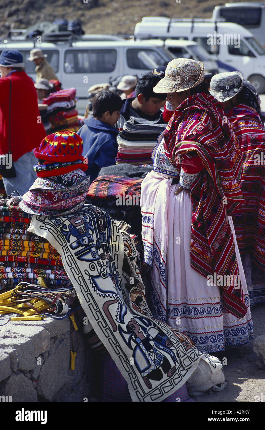Peru, Canon de Colca, Markt, Frauen, Kleidung, traditionell, Vertrieb, kein Modell loslassen, Südamerika, Ziel, Ort von Interesse, Person, einheimische, Peruaner, Markt, Stall, Handel, Hüte, Stoffe, Textilien, Tradition, Inka, Inkas, Inka-Zivilisation, außerhalb, Tourismus, Stockfoto