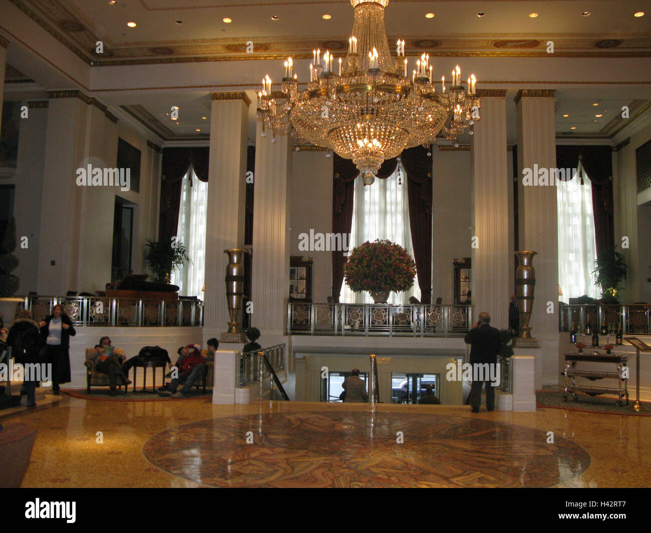 USA, New York City, Manhattan, Wal-Dorf-Astoria Hotel, Lobby, Kronleuchter, Gäste, Nordamerika, Stadt, Reiseziel, Hotellerie, Luxus, fünf-Sterne-Hotel, Wal Dorf Astoria, Foyer, Saal, Person, Urlauber, innen, Leuchter, Bodenmosaik, Stockfoto