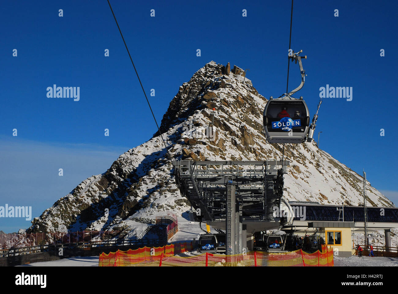 Österreich, Tirol, Ötztal, Sölden, Seilbahn, Rettenbachgletscher, top-Terminal, Gipfel, Berg, Berge, Gipfel, Schnee, Schnee, sport, Ski Gebiet, Seil Schwebebahn, Seilbahn, Bergbahn, Person, Wintersport, Skifahren, Wintersportgebiet, Gondel, Liftstation, Mittel Transport, Transport, Gletscherregion, Gletschergebiet, Stockfoto