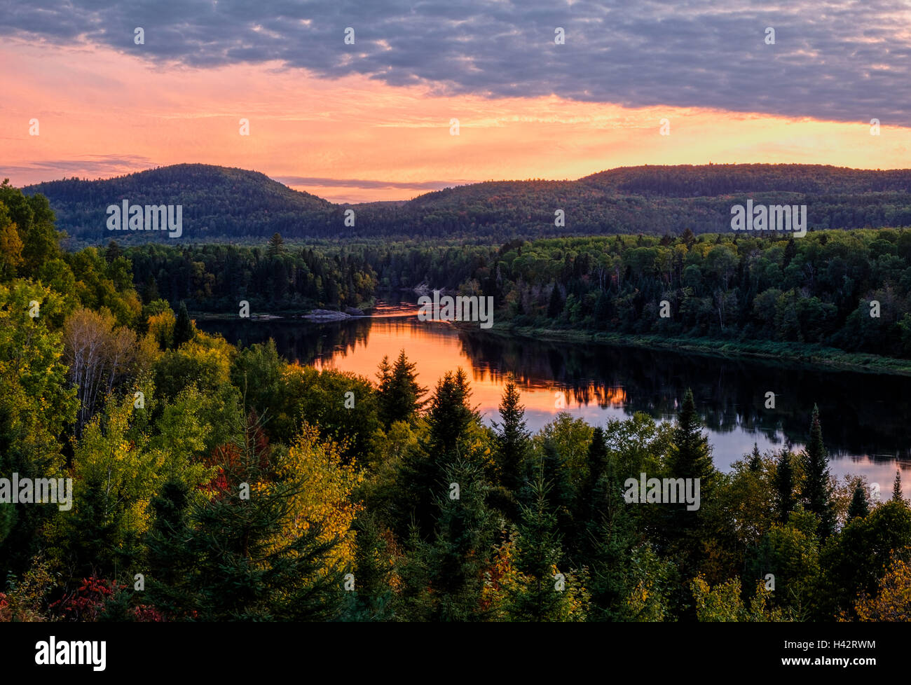 Sonne hinter den Bergen Stockfoto