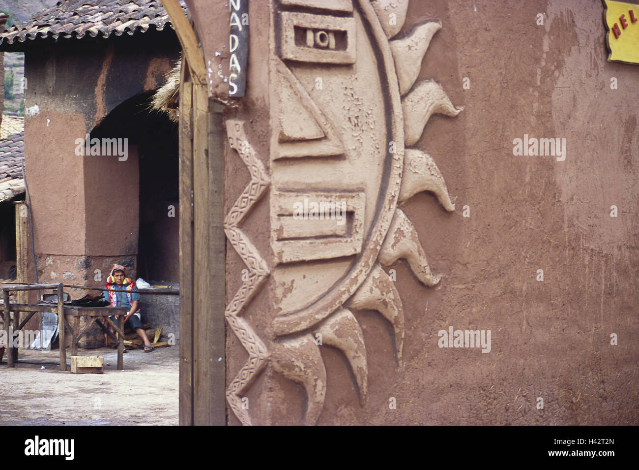 Peru, Cuzco, Fassade, Detail, solar-Symbol, Südamerika, Cusco, Reiseziel, Stadt, Architektur, Gebäude, Fassade des Hauses, Symbol, die Sonne, Hintergrund, Mann, Person, Stockfoto