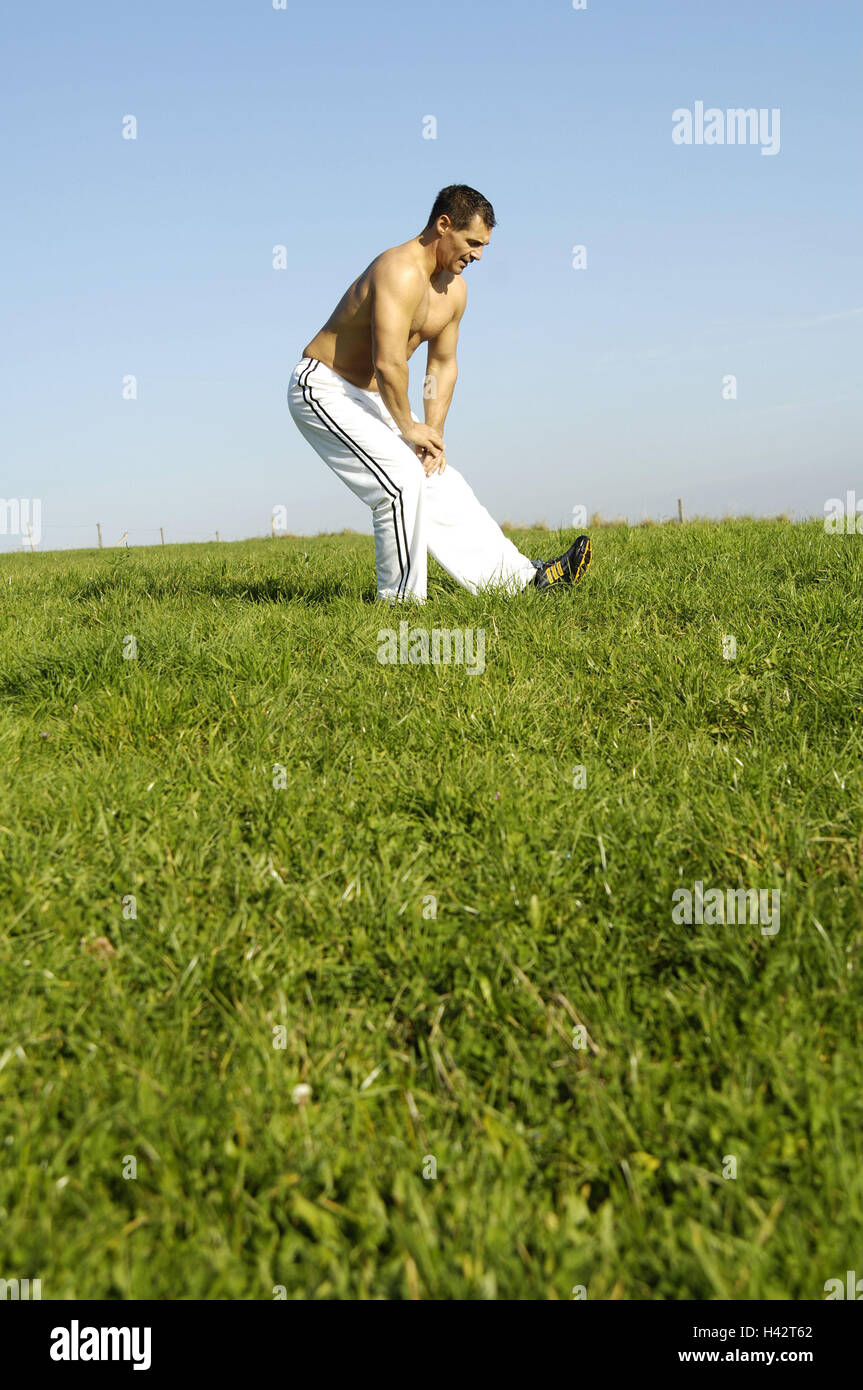 Mann, Sport, Stretching, motion, Outdoor, Gesundheit, Natur, Fitness, Wiese, Sommer, Knochen, Stretch, Femur Muskulatur, dehnen, lockern, erwärmen, Stockfoto
