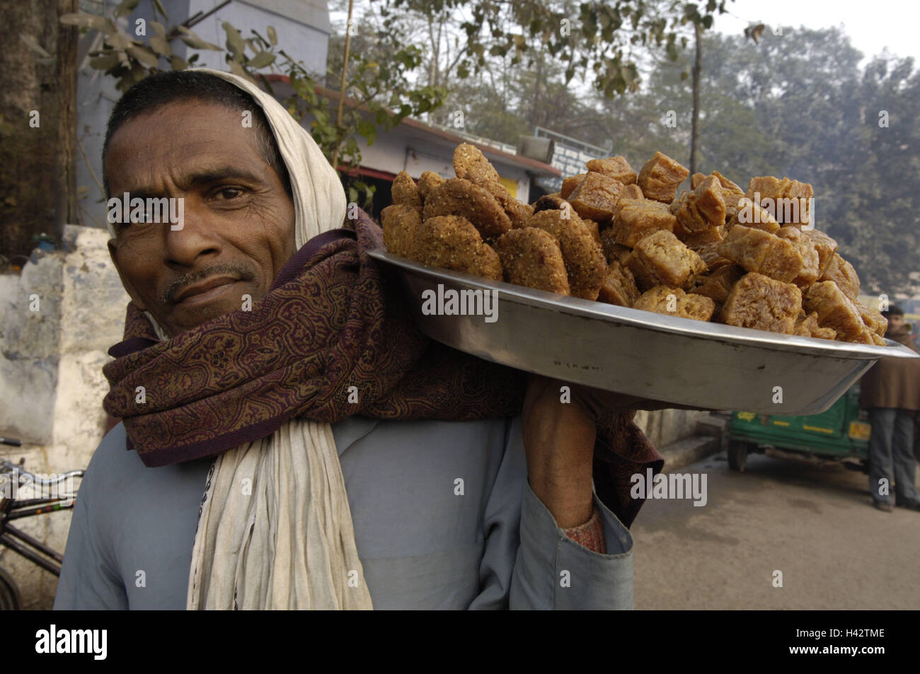Indien, Delhi, Person, Mann, Kuchen, Carry, Porträt, kein Model-Release, Stockfoto