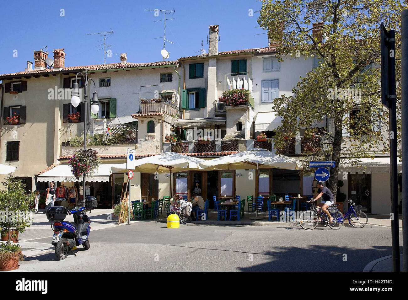 Italien, Grado, Old Town, Straßencafé, Terrasse, Hausfassaden, Platz, Marktplatz, Café, Person, Passanten, Tourist, Reiseziel, Tourismus, Stockfoto