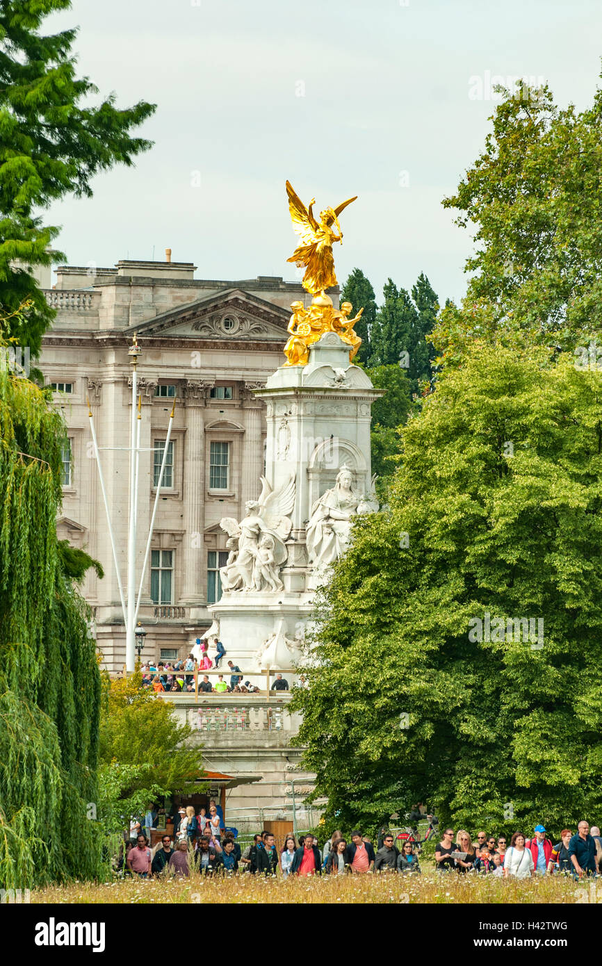 Victoria Memorial aus St Jame Park See, London, England Stockfoto