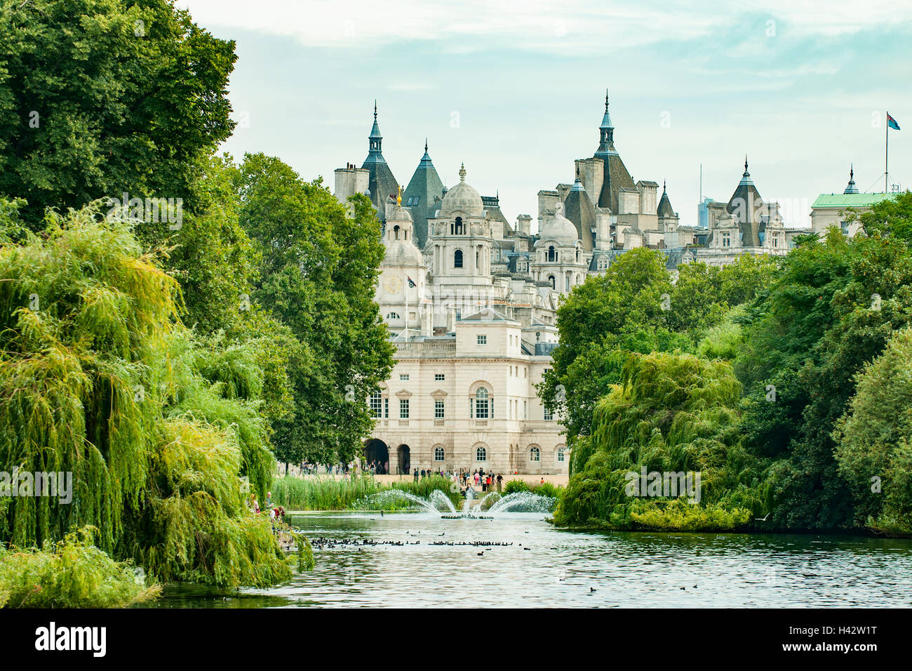 In Richtung Horseguards Parade aus St Jame Park See, London, England Stockfoto