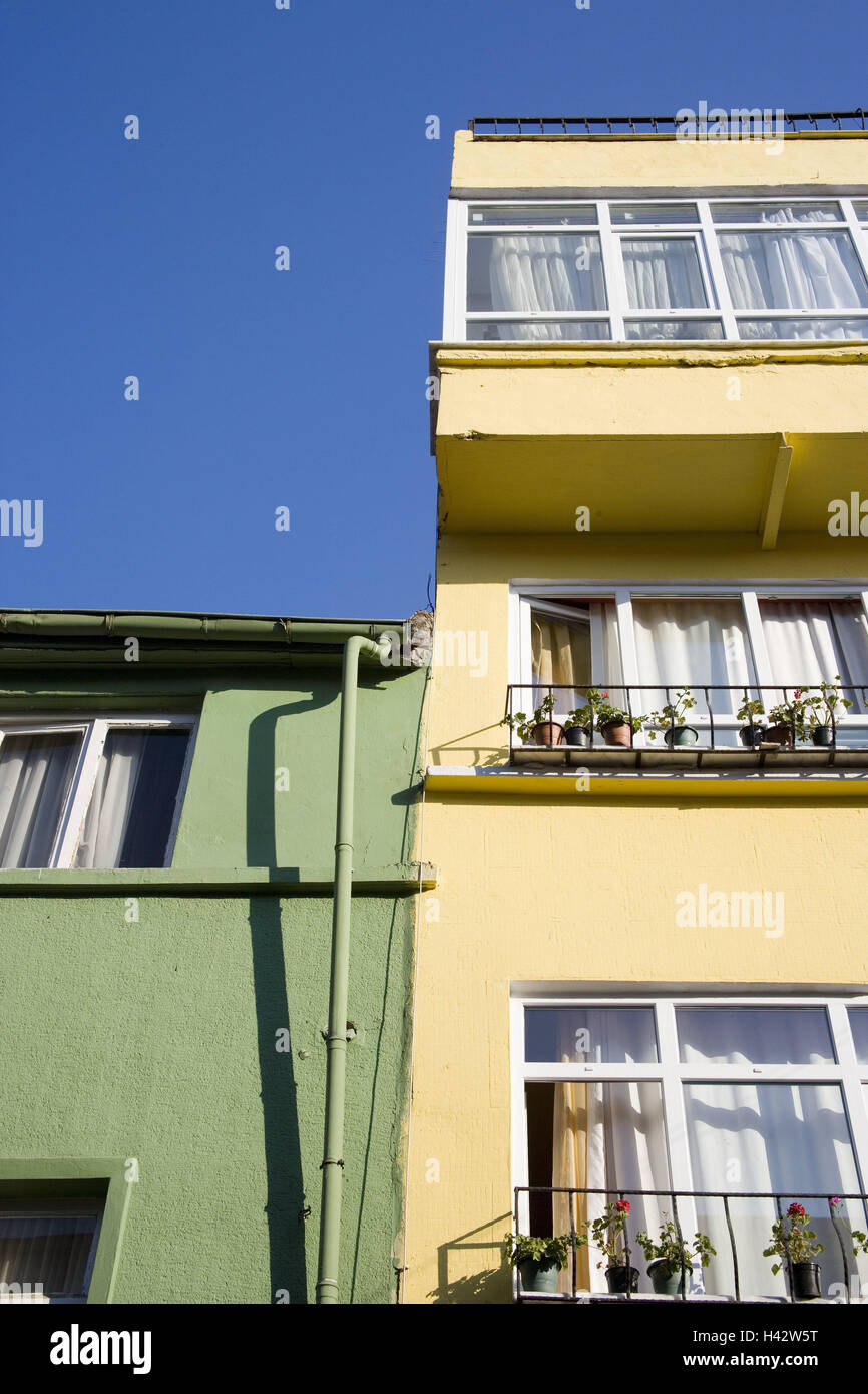 Türkei, Istanbul, Teil Stadt Sultanahmet, Wohnhäuser, Stadt, Stadt, Metropole, Hafen, Blick auf die Stadt, Gebäude, Häuser, Hausfassaden, hell, grün, gelb, Balkone, gewellt, Himmel, niemand, im Außenbereich Stockfoto