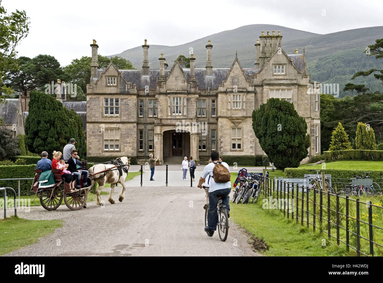 Munster, Kerry, Killarney, Irland, Nationalpark, Muckross House, Besucher, Villa, Victorian, herrschaftliche Villa, Park, Gebäude, Struktur, Architektur, Ort von Interesse, Besucher, Touristen, Tourismus, Person, außerhalb, Radfahrer, Beförderung, Stockfoto