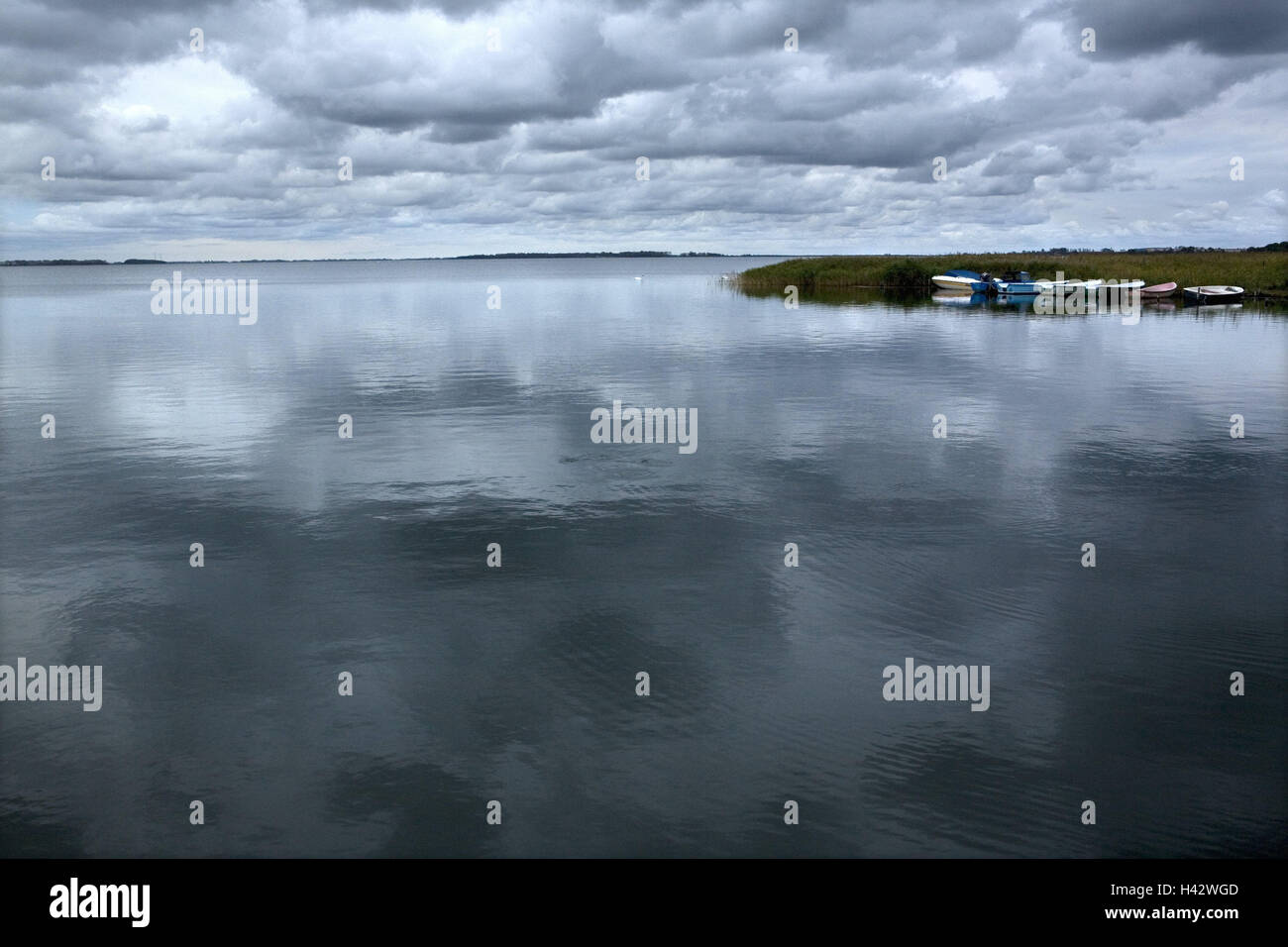 Deutschland, Mecklenburg-Vorpommern, Ostsee, Insel Rügen, Dranske, Ostsee, Küste, Ostseeinsel, Ostsee Bad, Meer, Küstenregion, Strand, Motorboote, Stiefel, Anker, investieren, schöne Wolken, bewölkten Himmel, Reiseziel, Tourismus, menschenleer, Stockfoto