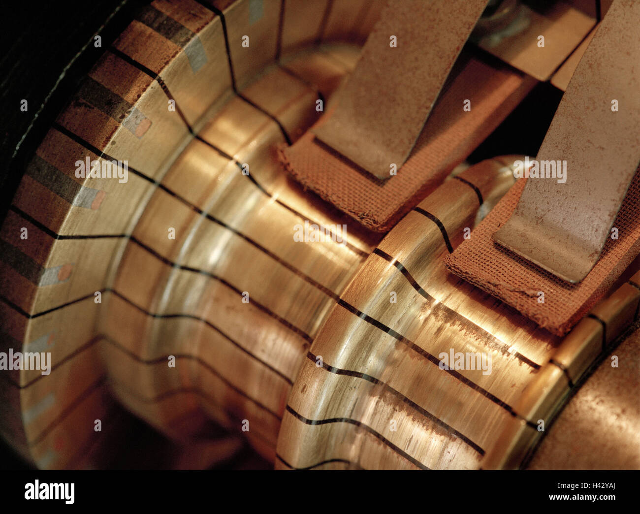 Kupfer, Schleifkontakte, Detail, Welle, Stromgenerator, Generator, Stromerzeugung, Energieerzeugung, aktuelle Produktion, Produktion, Strom, Energie, Technik, Maschine, Elektrotechnik, Elektrizität, Wissenschaft, alte, historisch, nostalgisch, Stockfoto