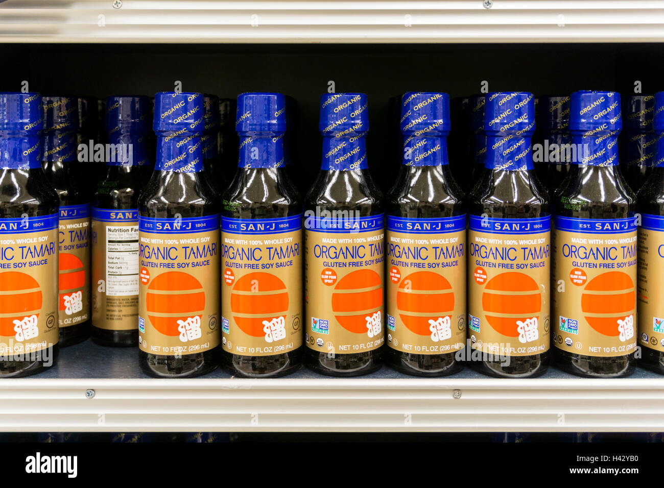 Flaschen von San-J Bio Tamari Gluten frei Soja-Sauce auf Regal in einem amerikanischen Supermarkt. Stockfoto